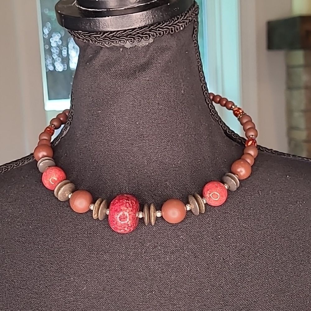 Glass and wooden bead spring necklace